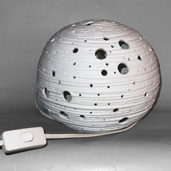 White Ceramic Planet Light - Picture 3 of 6